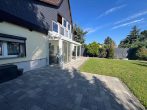 Freistehendes Einfamilienhaus mit großem Garten, Wintergarten und Doppelgarage - Hausansicht