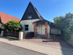 Freistehendes Einfamilienhaus mit großem Garten, Wintergarten und Doppelgarage - Hausansicht