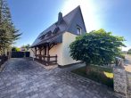 Freistehendes Einfamilienhaus mit großem Garten, Wintergarten und Doppelgarage - Hausansicht