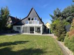Freistehendes Einfamilienhaus mit großem Garten, Wintergarten und Doppelgarage - Hausansicht
