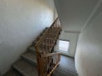 Schöne Drei-Raumwohnung mit Keller und PKW- Stellplatz - Treppenhaus