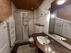 Attraktives Ferienhaus mit vier Wohneinheiten in Buschvitz und Wasserblick - Badezimmer