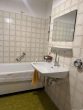schöne bezugsfreie 3 Zimmer ETW in exponierter Lage - Badezimmer