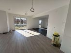 Sie wollen nur noch einziehen? Stadtvilla zum Erstbezug! - Wohnzimmer