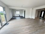 Sie wollen nur noch einziehen? Stadtvilla zum Erstbezug! - Wohnzimmer