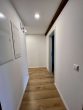 Erstbezug + Attraktive 3- Raum-Wohnung + 2 PKW- Stellplätze - Flur