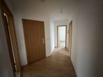 Schöne Drei-Raumwohnung mit Garten und PKW- Stellplatz - Flur