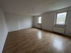 Schöne Drei-Raumwohnung mit Garten und PKW- Stellplatz - Wohnzimmer