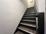 Schöne Drei-Raumwohnung mit Garten und PKW- Stellplatz - Treppenhaus