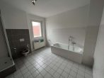 Schöne Drei-Raumwohnung mit Garten und PKW- Stellplatz - Badezimmer