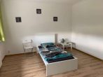 Schöne Doppelhaushälfte mit Garten und Garage - Schlafzimmer