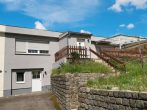 Schöne Doppelhaushälfte mit Garten und Garage - Hausansicht