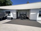 Neuwertiger Bungalow mit großer Doppelgarage + EBK - Terrasse