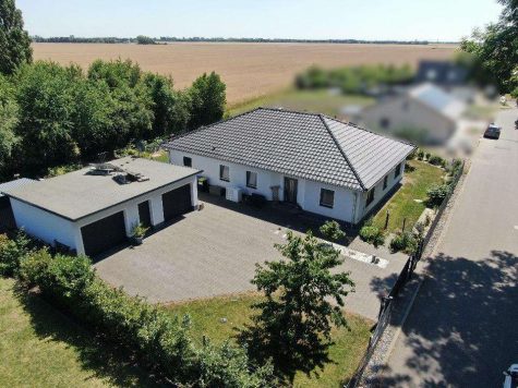 Neuwertiger Bungalow mit großer Doppelgarage + EBK, 04509 Wiedemar OT Kölsa, Bungalow