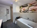 Neuwertiger Bungalow mit großer Doppelgarage + EBK - Badezimmer