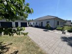 Neuwertiger Bungalow mit großer Doppelgarage + EBK - Hausansicht