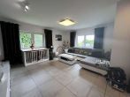 Neuwertiger Bungalow mit großer Doppelgarage + EBK - Wohnzimmer