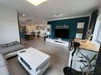 Neuwertiger Bungalow mit großer Doppelgarage + EBK - Wohnzimmer