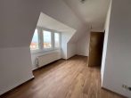Schöne DG Wohnung mit PKW- Stellplatz - Wohnzimmer