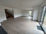 Sie wollen nur noch einziehen? Stadtvilla zum Erstbezug! - Wohnzimmer