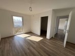 Sie wollen nur noch einziehen? Stadtvilla zum Erstbezug! - Schlafzimmer mit Ankleide