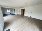 Sie wollen nur noch einziehen? Stadtvilla zum Erstbezug! - Wohnzimmer